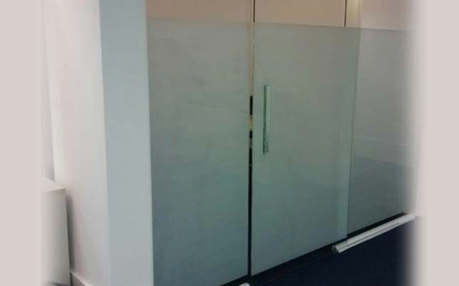 insulfilm-decorativo-sala-comercial-jacarepagua