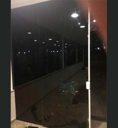 insulfilm-fume-porta-corredor